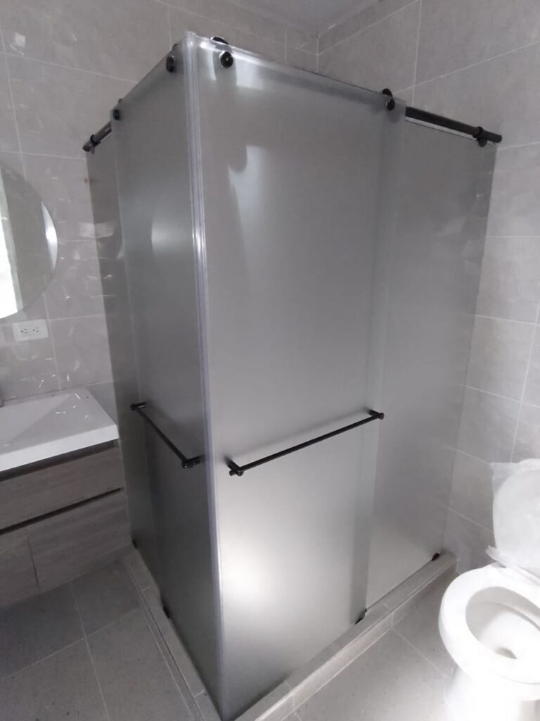 División de baño opalizado y a negros ed. bahia escuadra