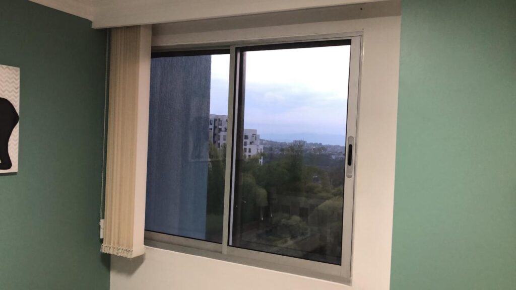 Ventana sistema serie 50 con vidrio acústico ed. la bohemia