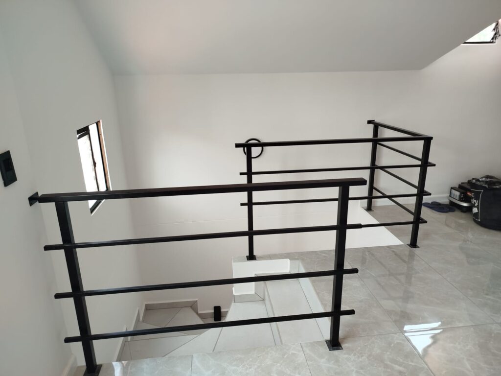 Pasamanos en hilos con tubo rectangular, pintura electroestatica negra