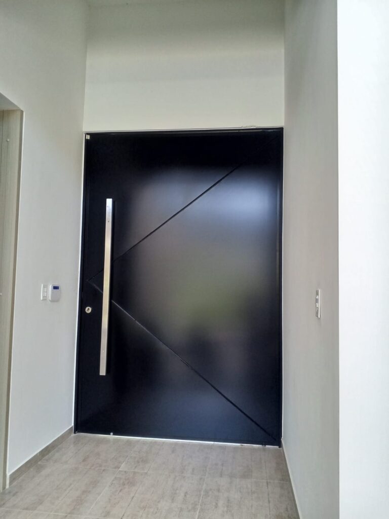 Puerta pivotante en alucobond 3