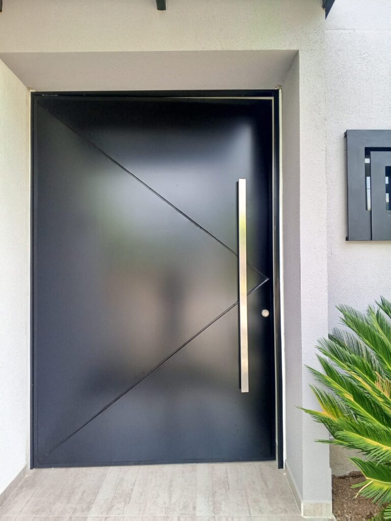 Puerta pivotante en alucobond 4